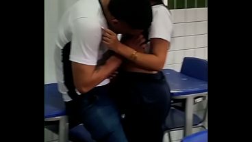 Morena novinha 18 anos caiu na net dando sala de aula do colegio pro amigo do pau grande e grosso